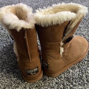 NWOT has Cloud Nine Brown Sheepskin Boots (6)